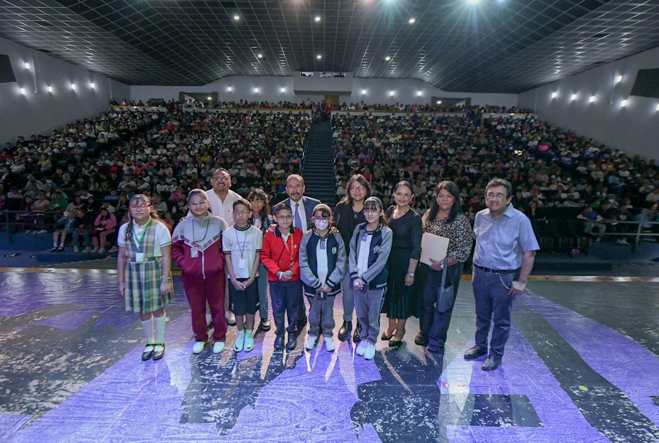 ENTREGA PEDRO RODRÍGUEZ 772 LENTES A ESTUDIANTES DE 8 ESCUELAS